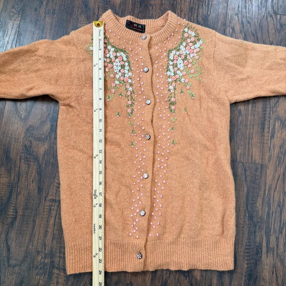 Vintage Weino Embroidered Flower Details Cardigan Sweater - Picture 6 of 13